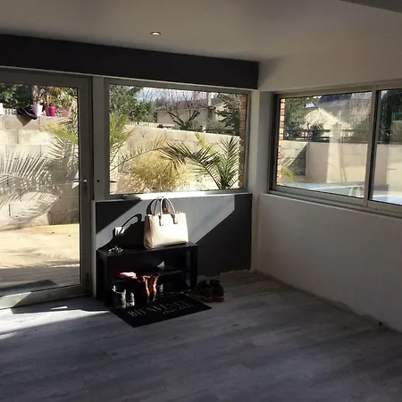 Maison Atypique Chez L Habitants בית אירוח Thuret