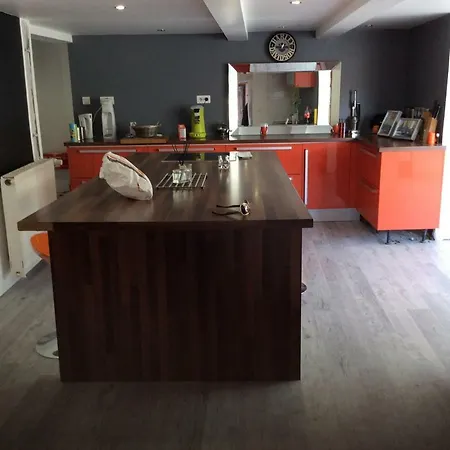 Maison Atypique Chez L Habitants בית אירוח Thuret